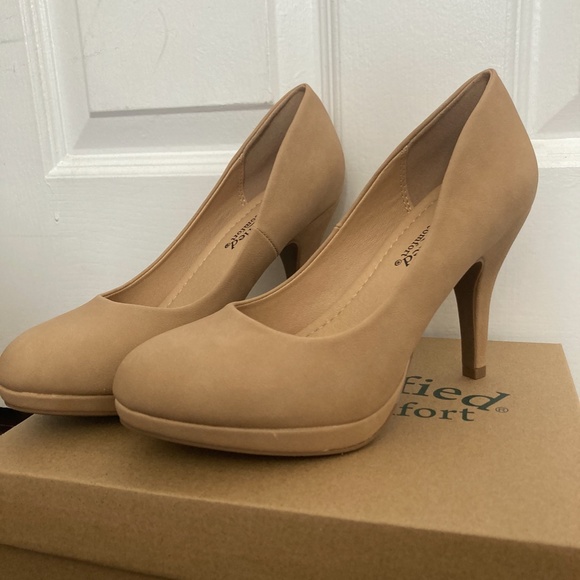 Beige size 7 Nude Heel NEVER WORN NEW WITH TAGS - Picture 4 of 4